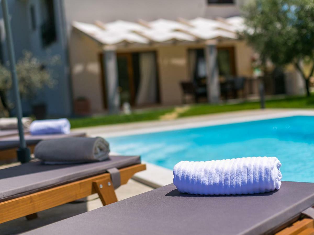 Pool Premium Apartment เวอร์ซาร์ ภายนอก รูปภาพ