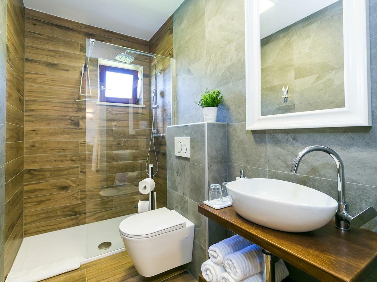 Pool Premium Apartment เวอร์ซาร์ ภายนอก รูปภาพ