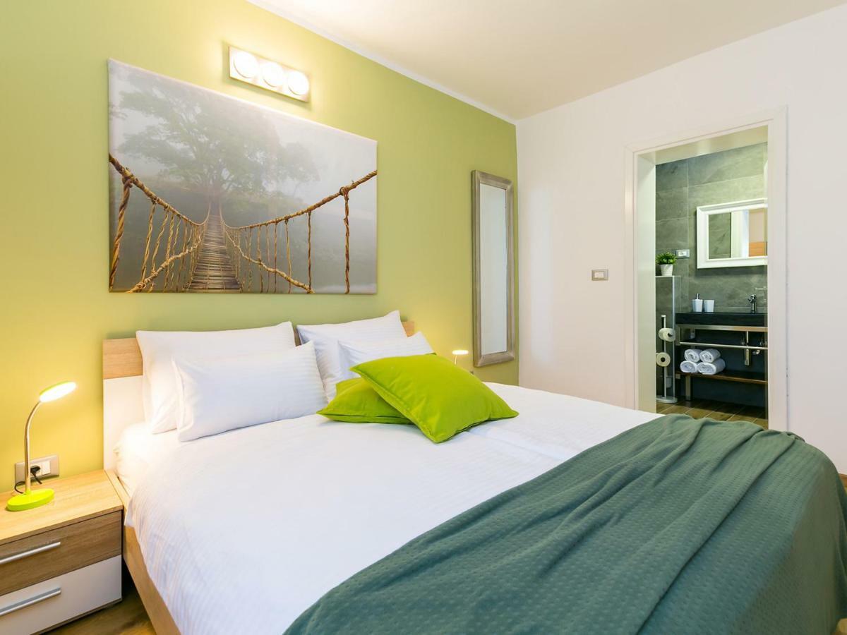 Pool Premium Apartment เวอร์ซาร์ ภายนอก รูปภาพ