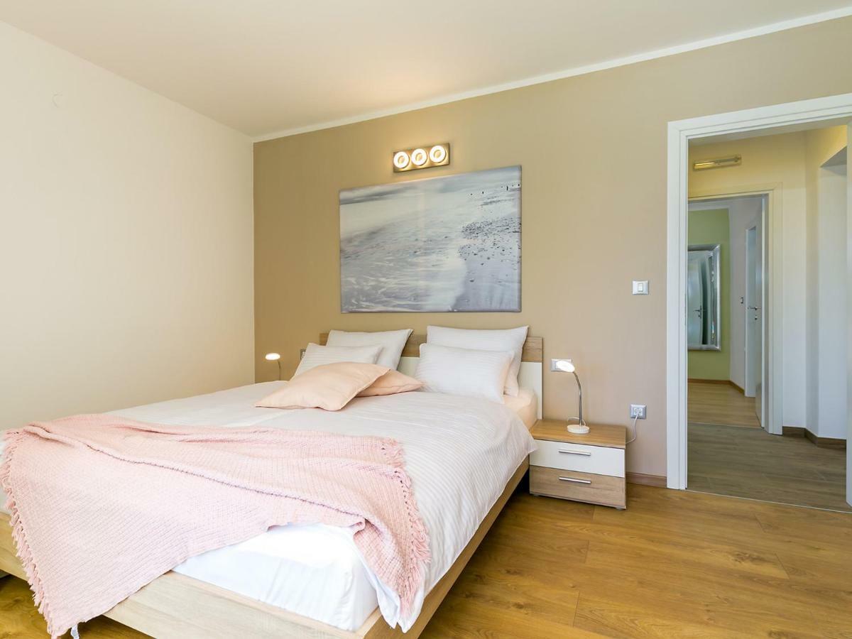 Pool Premium Apartment เวอร์ซาร์ ภายนอก รูปภาพ