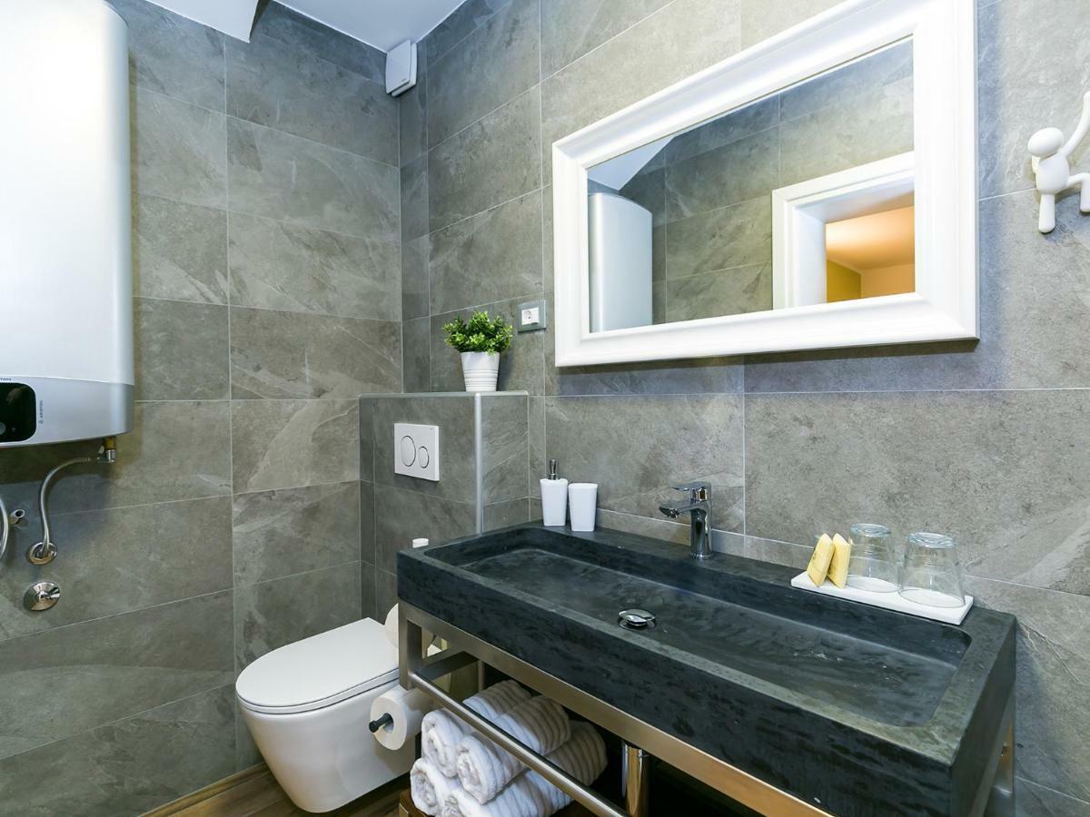 Pool Premium Apartment เวอร์ซาร์ ภายนอก รูปภาพ